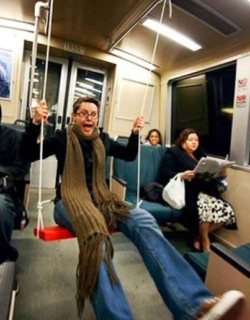Безумные пассажиры общественного транспорта (25 фото)