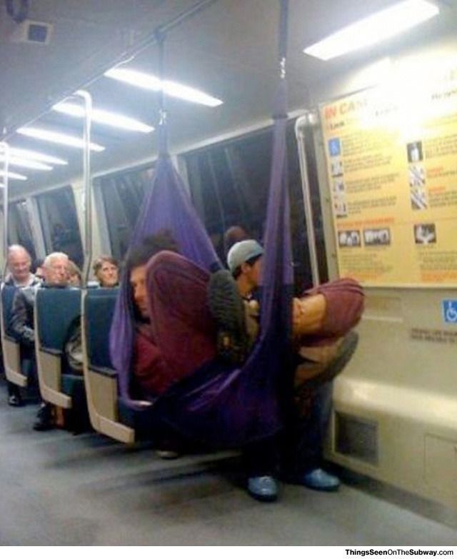 Безумные пассажиры общественного транспорта (25 фото)