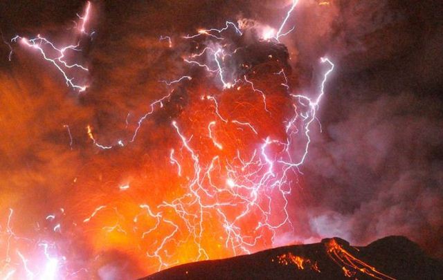 Молнии во время извержения вулканов (15 фото)