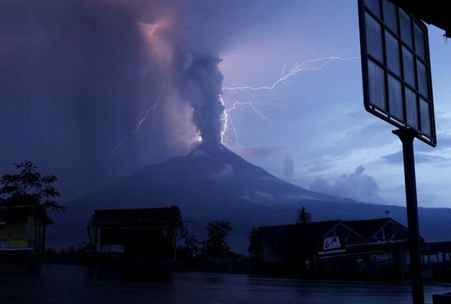 Молнии во время извержения вулканов (15 фото)