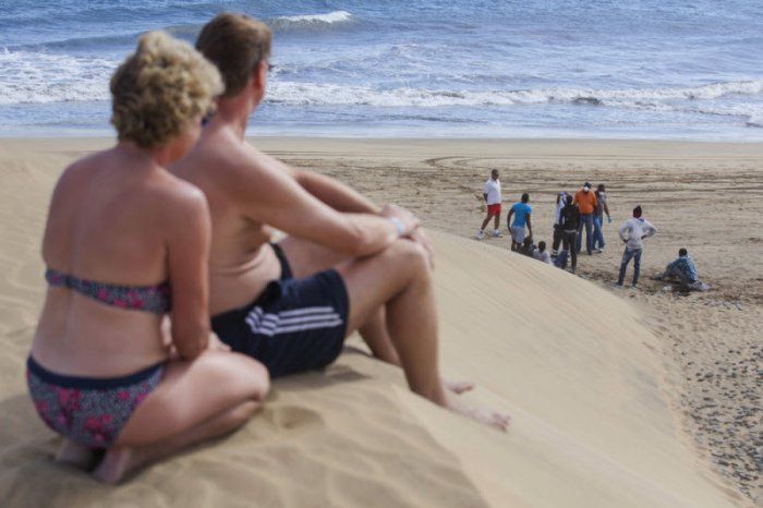 Африканские мигранты вызвали панику на пляже нудистов (10 фото)