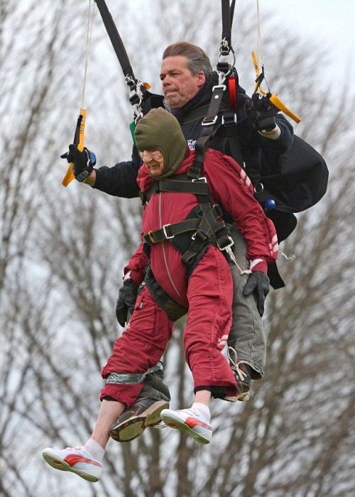 100-летний юбилей американка отметила прыжком с парашютом (8 фото)