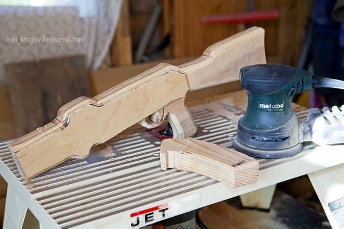 Изготовлению деревянного автомата Калашникова (24 фото)