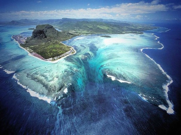 Великолепная иллюзия подводного водопада (4 фото)