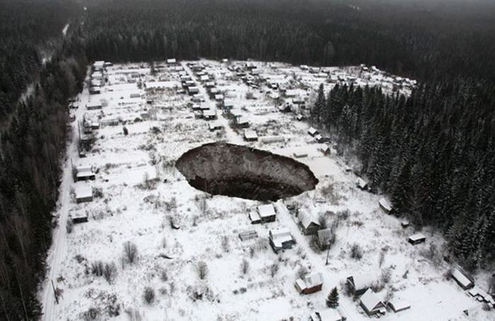 В сети появились снимки провала грунта в Соликамске (5 фото)