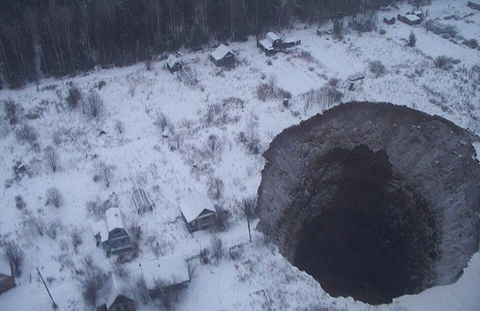 В сети появились снимки провала грунта в Соликамске (5 фото)
