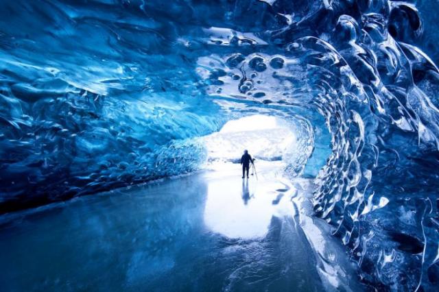 Восхитительные снимки ледяной пещеры в Исландии (19 фото)