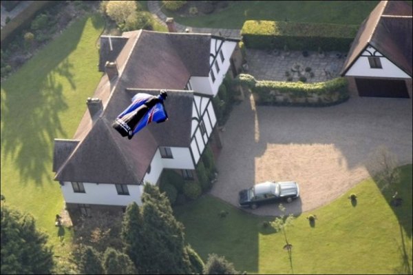  Британец прыгнул без парашюта с высоты 700 метров (7 фото) 