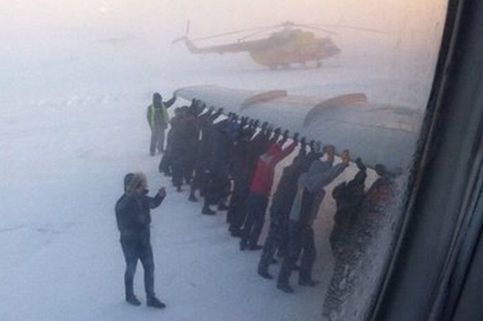 В Сибири пассажиры толкали самолет с замерзшим шасси (4 фото)