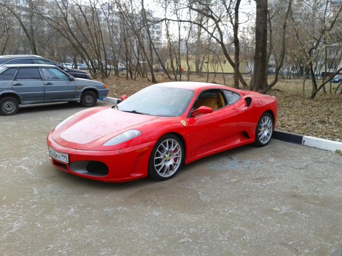 Забытый хозяином суперкар Ferrari пылится в московском дворе (15 фото)
