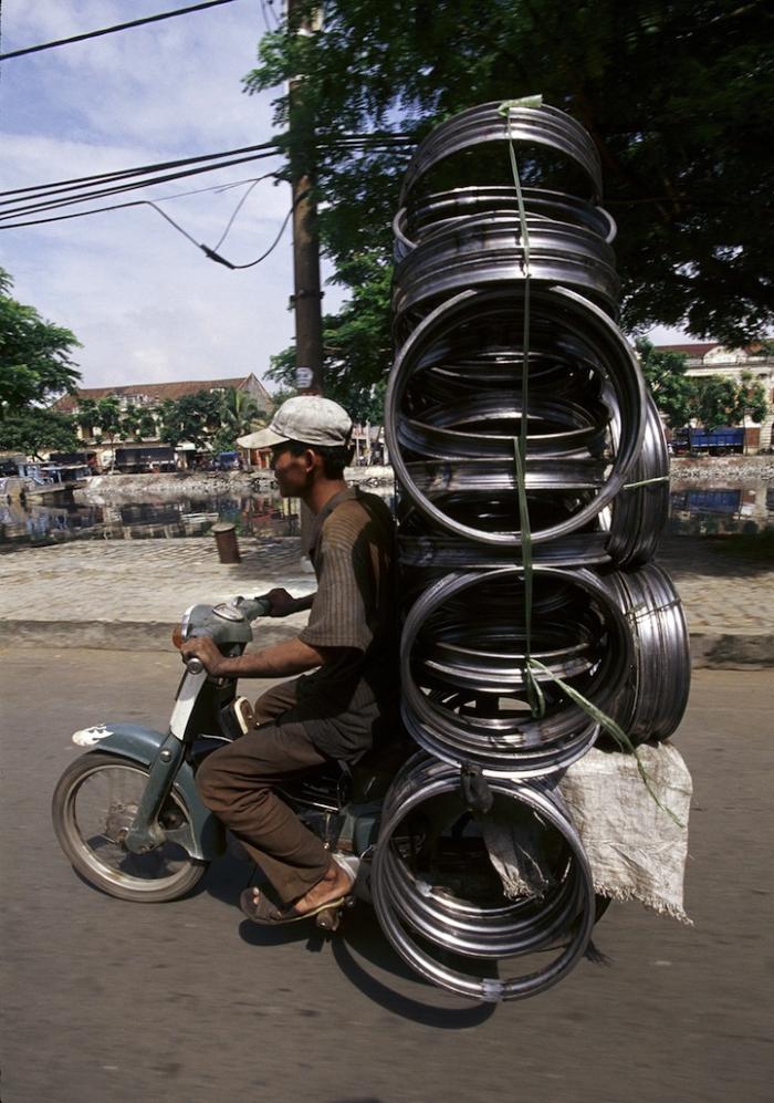 Во Вьетнаме грузовики не нужны (10 фото) 