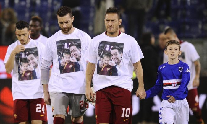 Футболисты «Ромы» почтили память своих болельщиков (5 фото)