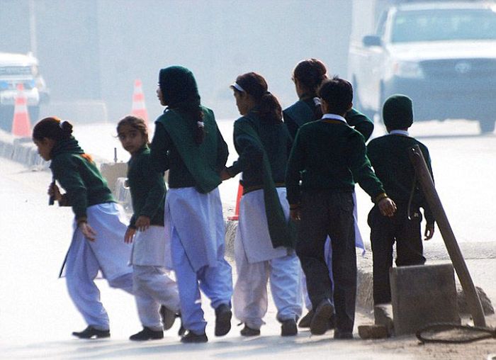 В Пакистане боевики «Талибана» устроили бойню в школе (31 фото)