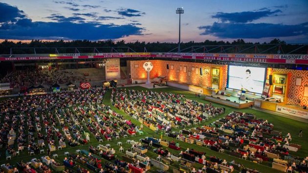  Немецкие фанаты принесли на стадион собственные диваны (4 фото+1 видео) 