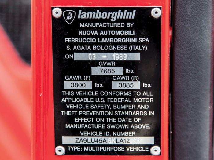 Красный Lamborghini LM002 уйдет с молотка (11 фото)