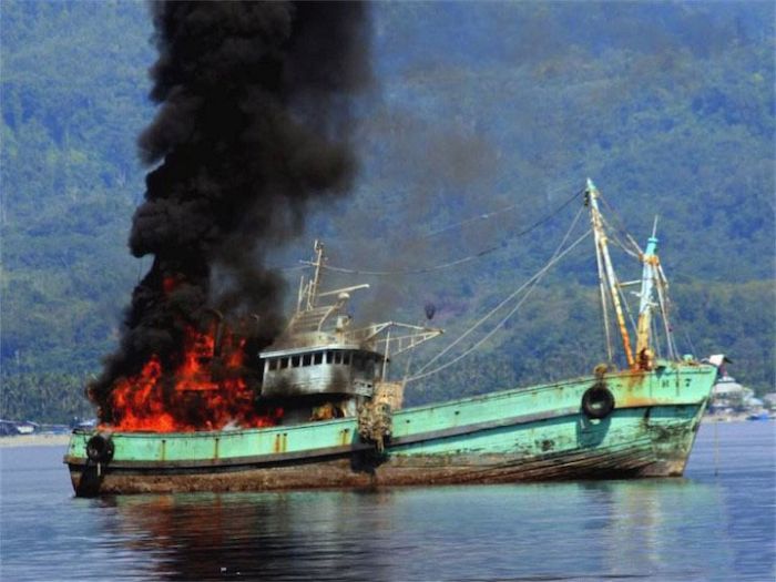 Наказание нелегальных рыбаков по-индонезийски (3 фото)
