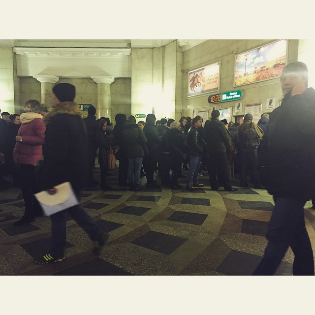 В питерском метро появились очереди за жетонами (5 фото)