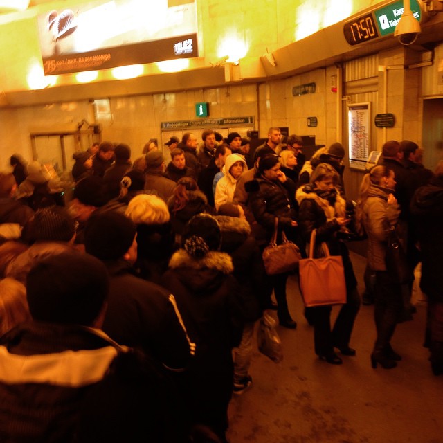 В питерском метро появились очереди за жетонами (5 фото)