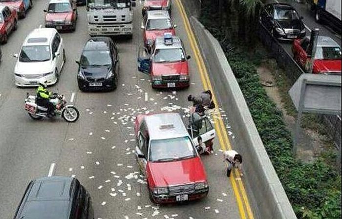 Рассыпанные на дороге 2 млн долларов стали причиной пробки (5 фото