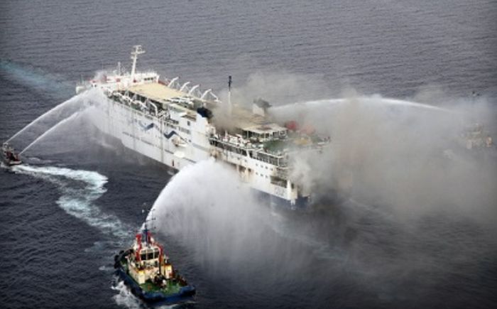 В Адриатическом море спасают пассажиров горящего парома (7 фото)
