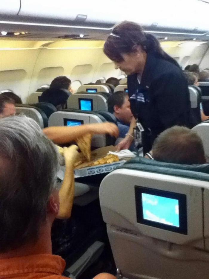 Пилот накормил пассажиров задержанного рейса (2 фото)