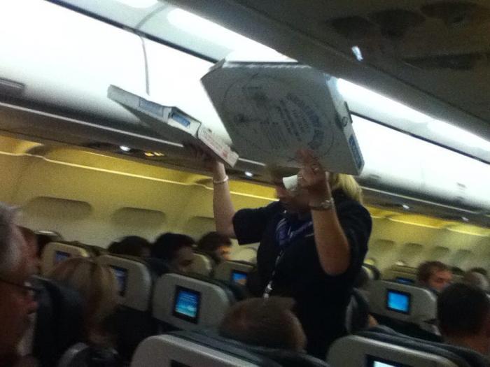 Пилот накормил пассажиров задержанного рейса (2 фото)