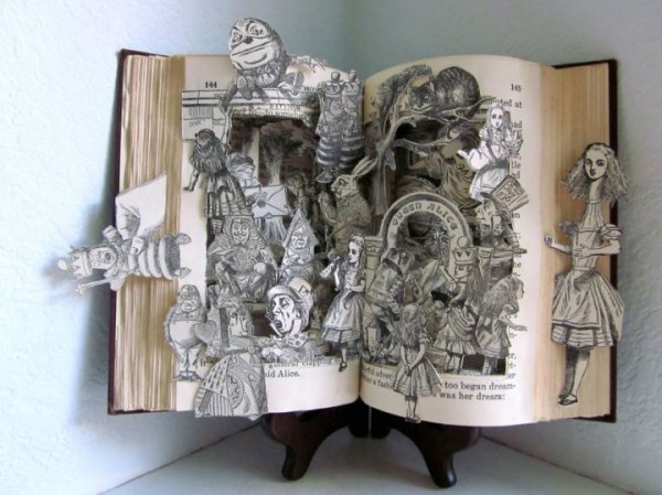 Впечатляющие скульптуры из старых книг (15 фото)