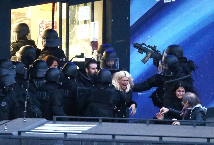 В Париже террорист взял в заложники покупателей магазина (45 фото)
