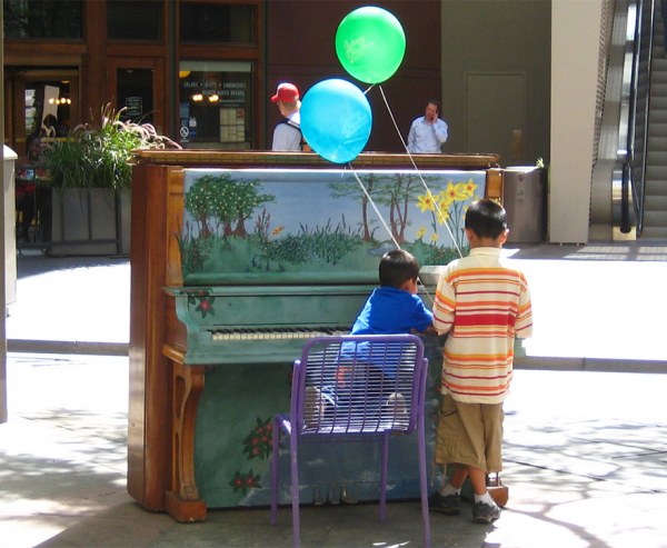 Яркие пианино на улицах городов (18 фото)