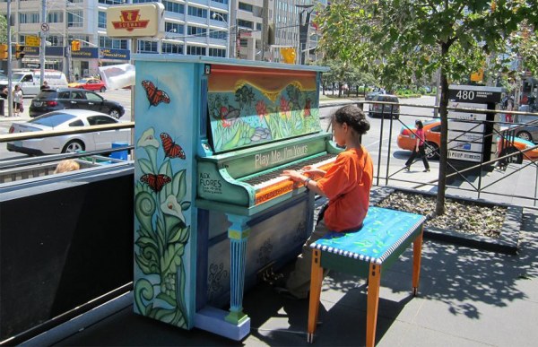 Яркие пианино на улицах городов (18 фото)