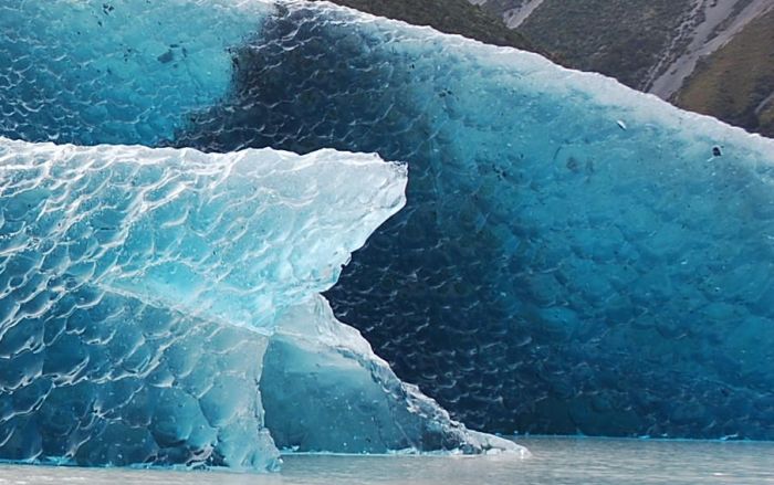 В Антарктиде обнаружили перевернутый айсберг (4 фото)