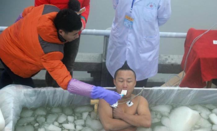 Соревнования по сидению в ледяных ваннах (10 фото)