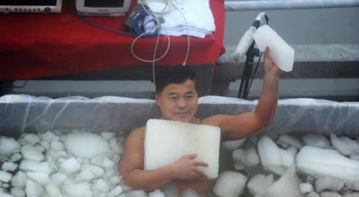 Соревнования по сидению в ледяных ваннах (10 фото)