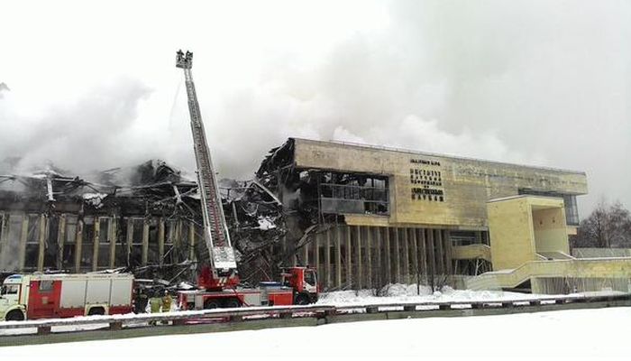 Более суток пожарные тушили библиотеку ИНИОН РАН (17 фото)