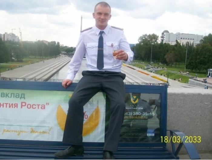 В Екатеринбурге полицейского уволили из-за фото в соцсети (6 фото)