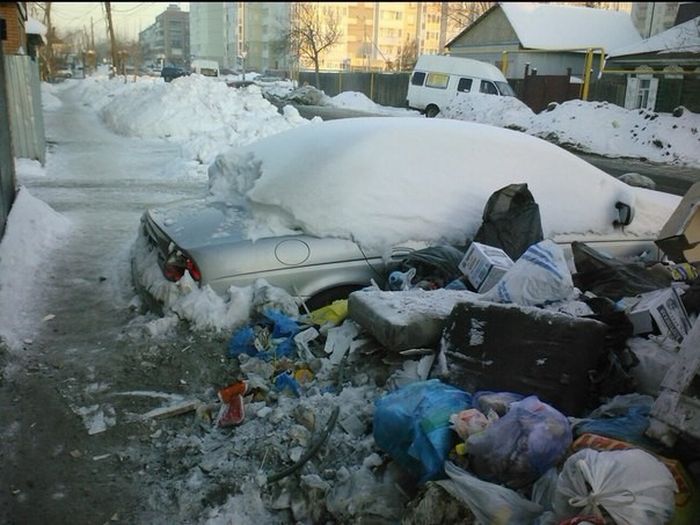 В Омске посреди кучи мусора стоит автомобиль Jaguar (4 фото)
