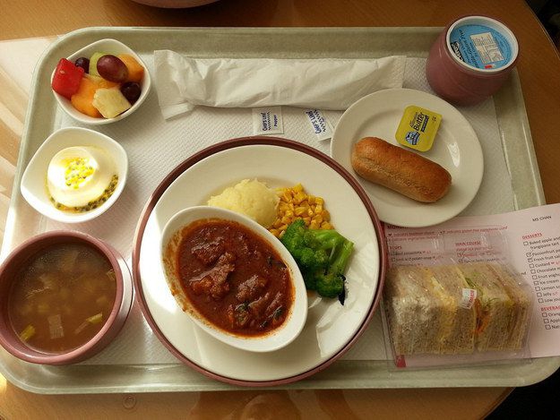 Чем кормят в госпиталях разных стран (13 фото)