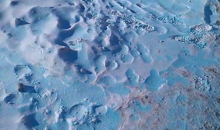 В Челябинской области выпал снег голубого цвета (9 фото)