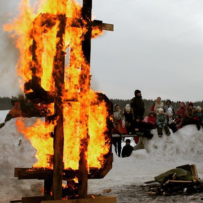 В усадьбе Мураново на Масленицу сожгли символ доллара (6 фото)