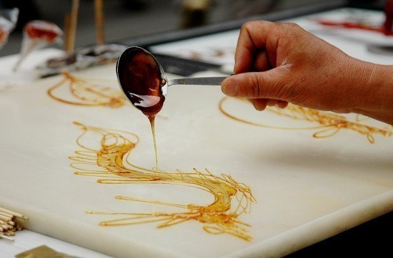 Старинная китайская традиция рисования карамельным сахаром (11 фото)