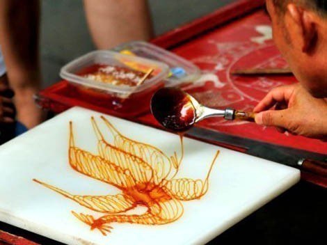 Старинная китайская традиция рисования карамельным сахаром (11 фото)