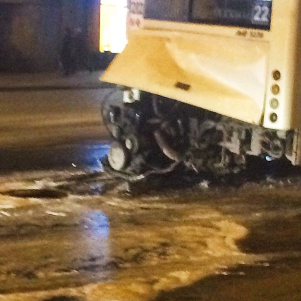 В Ростове из городского автобуса вывалился и загорелся мотор (5 фото)