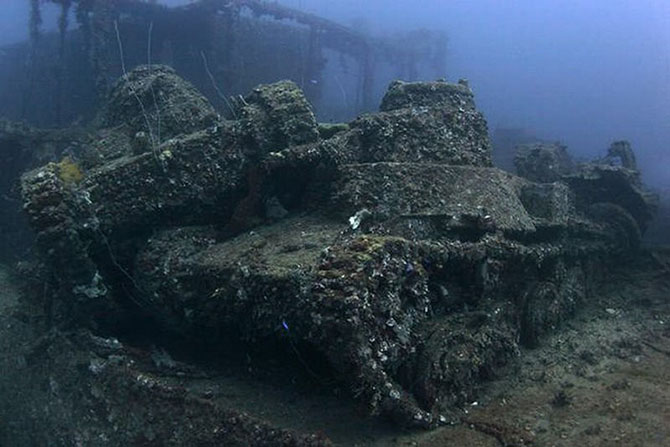 Подводное кладбище военной техники (18 фото)