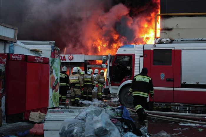 Сильный пожар в казанском ТЦ «Адмирал» (11 фото)
