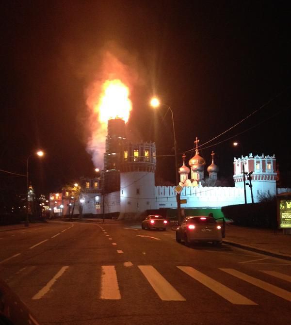 В Москве в Новодевичьем монастыре произошел пожар (12 фото)