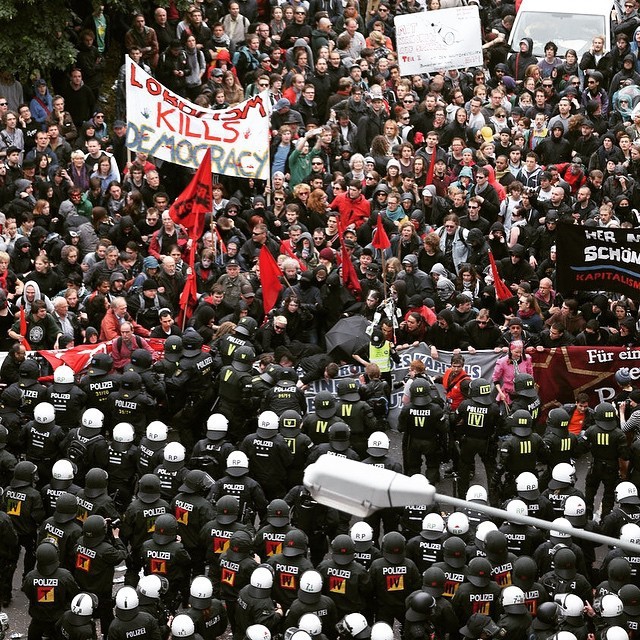Во Франкфурте-на-Майне прошли стычки между полицией и участниками протестной акции (20 фото)