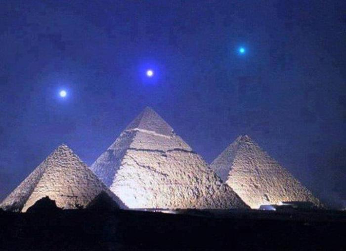 Парад планет над пирамидами (4 фото)