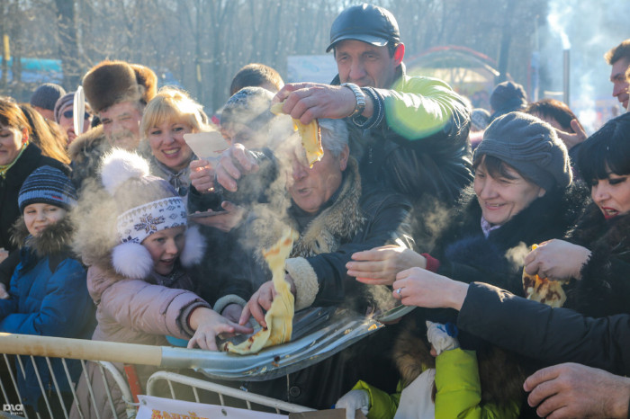 Как жители Ставрополя ели блины на Масленицу (10 фото)