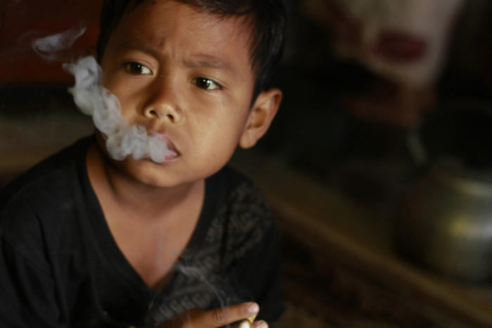 Малолетний курильщик со стажем из Индонезии (10 фото)