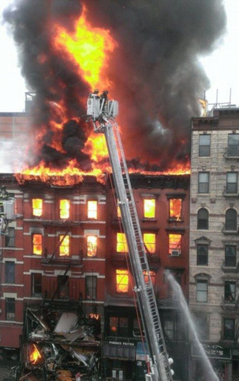 В Нью-Йорке пожарные борются с крупным пожаром 7-й степени (8 фото)